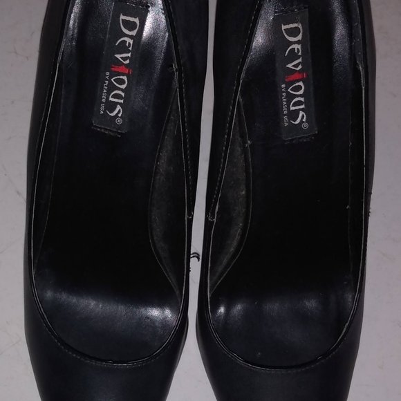 Black heels with a pointy toe. Heel is 6 inches - Picture 3 of 5